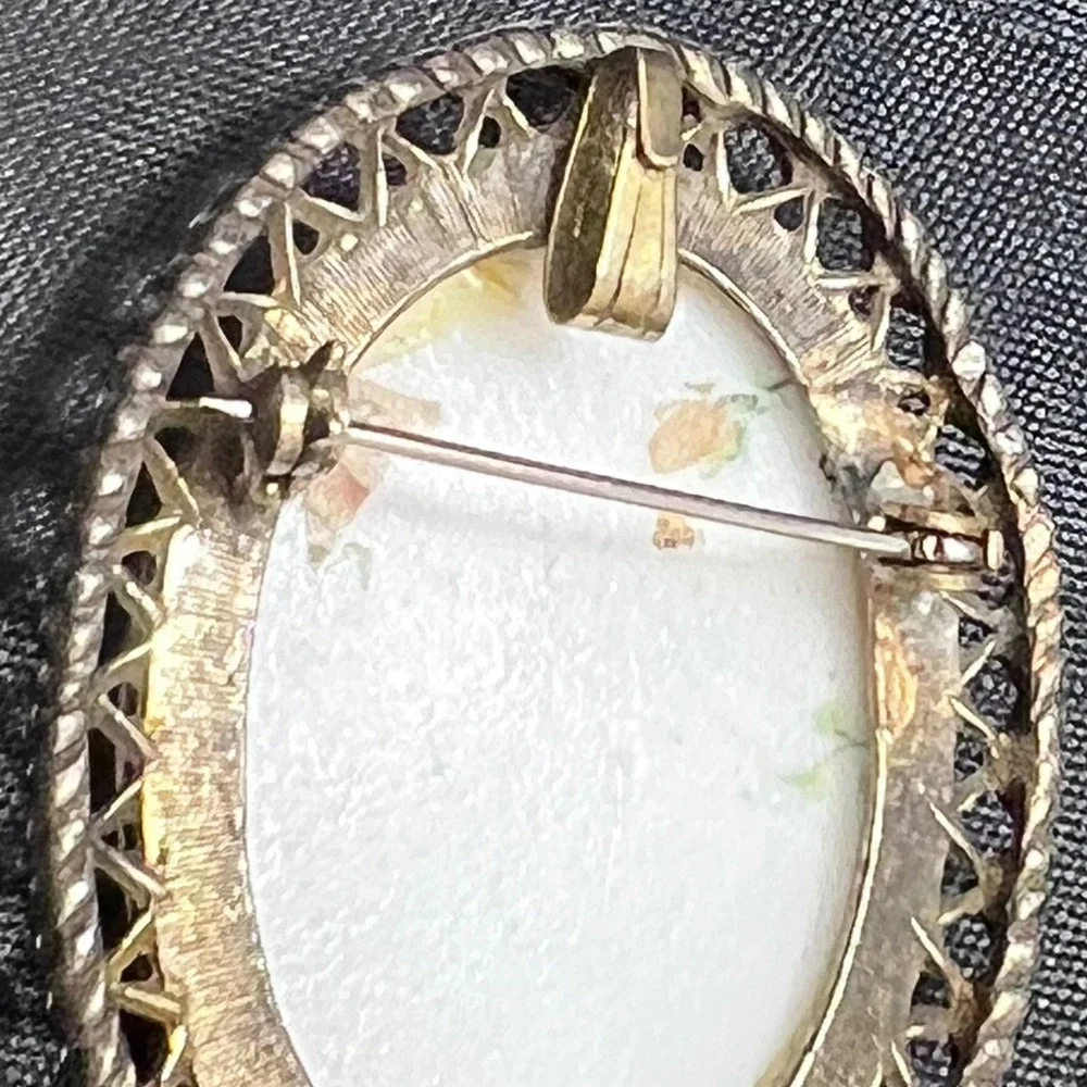 Vintage Floral Roses Brooch Oval‎ Filigree Gold Tone Antique Style Pin Pendant